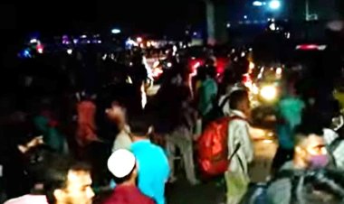 ট্রেনের স্ট্যান্ডিং টিকিটের দাবিতে সড়ক অবরোধ