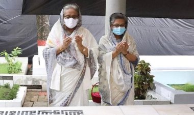 ছোট বোনকে নিয়ে বনানী কবরস্থানে শেখ হাসিনা