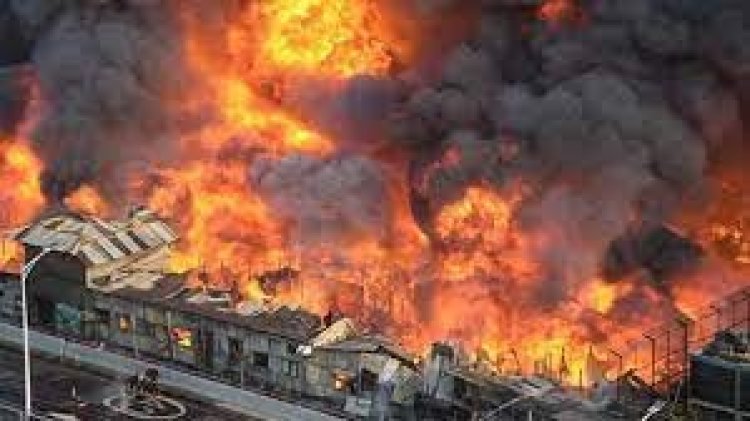 বঙ্গবাজারে ভয়াবহ আগুন : চোখের সামনে ছাই হাজারো স্বপ্ন
