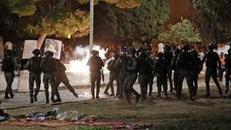 আল আকসা মসজিদে ইসরায়েলের হামলা, ৪০০ ফিলিস্তিনি গ্রেফতার