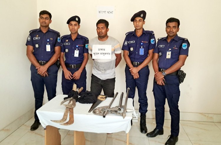 ফরিদপুরে সড়কে গাছ ফেলে ডাকাতির ঘটনায় দেশীয় অস্ত্রসহ আটক ১