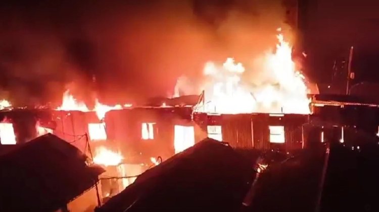 রাজধানীর নবাবপুরে গোডাউনে অগ্নিকাণ্ড, নিয়ন্ত্রণে ১৪ ইউনিট