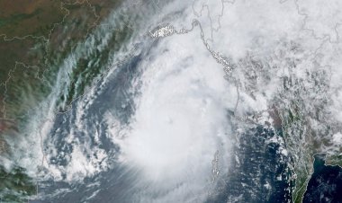 ঘূর্ণিঝড় মোখার কক্সবাজার-মিয়ানমার উপকূল অতিক্রম শুরু