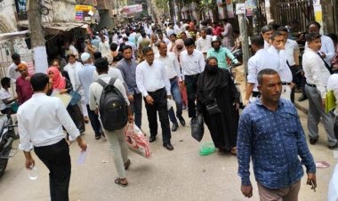 কালো কোট-গাউন ছেড়ে সাদা পোশাকে স্বস্তিতে আইনজীবীরা