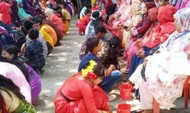 ঠাকুরগাঁওয়ে মায়ের পা ধুয়ে সম্মান জানাল শিক্ষার্থীরা