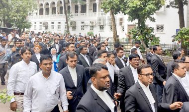 সুপ্রিম কোর্টে পাল্টাপাল্টি বিক্ষোভ