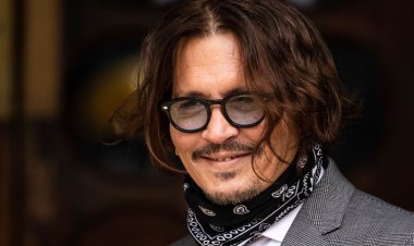 কেঁদে ফেললেন জনি ডেপ