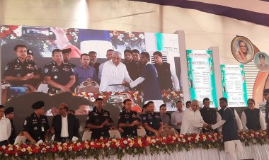 স্বরাষ্ট্রমন্ত্রীর কাছে আত্মসমর্পণ করলেন ৩১৫ চরমপন্থী