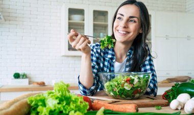 চিরতরুণ থাকতে ডায়েটে রাখুন এসব খাবার