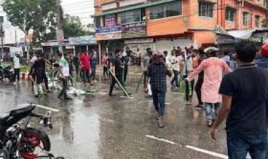 নাটোরে বিএনপি কার্যালয়ের সামনে লাঠিহাতে ছাত্রলীগ, পুলিশ বেষ্টনীতে সমাবেশ
