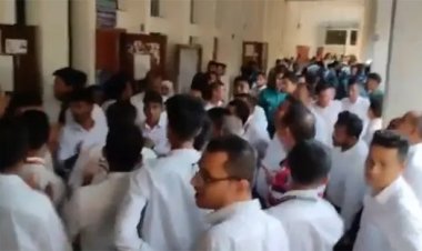 ঢাকা বারে এজলাসের ভেতরে আইনজীবীদের মারামারি