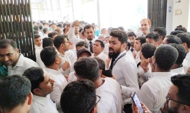 মুখোমুখি আওয়ামী-বিএনপিপন্থি আইনজীবীরা, সতর্ক অবস্থানে পুলিশ 