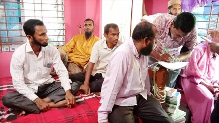 বই কেটে কেন্দ্রে নকল সরবরাহের সময় শিক্ষকসহ আটক ১০