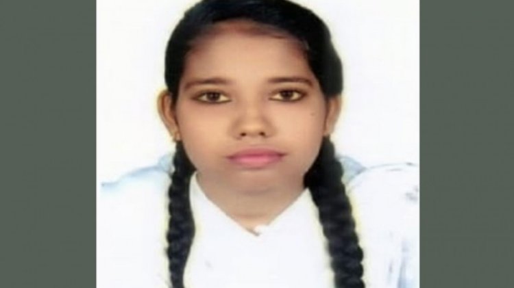 বাড়িতে মৃত বাবা, পরীক্ষার হলে মেয়ে