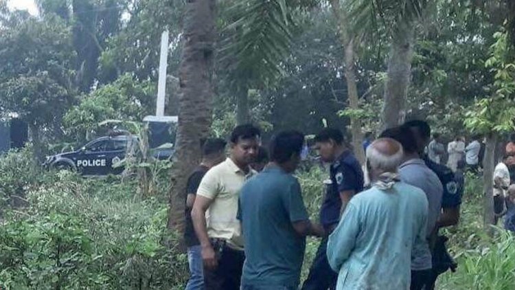 যাত্রীর সামনে ভ্যানচালককে গলা কেটে হত্যা