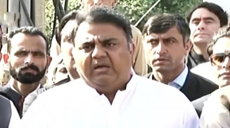 পদত্যাগের ঘোষণা ফাওয়াদ চৌধুরীর, আলোচনায় রাজি ইমরান