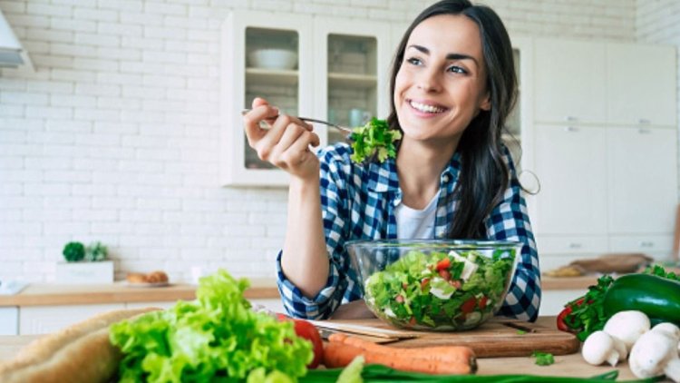 চিরতরুণ থাকতে ডায়েটে রাখুন এসব খাবার