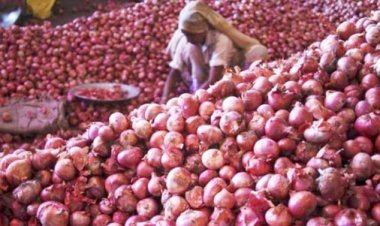 রাতের ব্যবধানে হিলিতে পেঁয়াজের দাম বেড়ে ৮০ টাকা