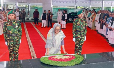 ৬ দফা দিবসে বঙ্গবন্ধুর প্রতিকৃতিতে প্রধানমন্ত্রীর শ্রদ্ধা