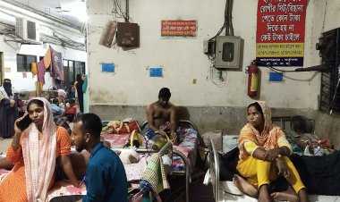 দাবদাহ ও লোডশেডিং:  গরমে ঢামেকের রোগী ও স্বজনদের হাঁসফাঁস