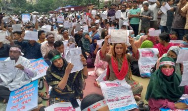 চাকরিতে আবেদনের বয়স ৩৫ করার দাবিতে সনদ ছিঁড়ল চাকরিপ্রত্যাশীরা