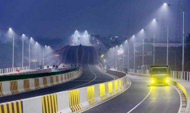 এক বাসের পেছনে আরেক বাসের ধাক্কা, আহত ১০