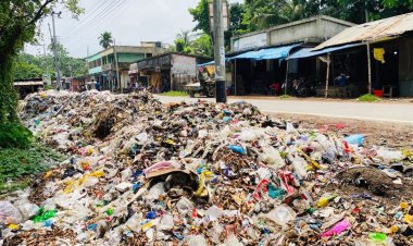 সড়কের পাশে ময়লার স্তূপ, দুর্গন্ধে দুর্ভোগ
