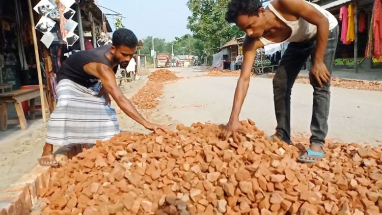 সড়ক সংস্কারে নিম্নমানের খোয়া, কাজ বন্ধ করল এলাকাবাসী