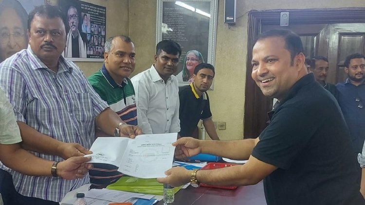 নায়ক ফারুকের আসনে মনোনয়ন ফরম কিনলেন সিদ্দিক