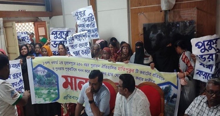 কুমিল্লায় ডিসি সম্মেলন কক্ষে আলোচনা সভায় হঠাৎ বিক্ষোভ