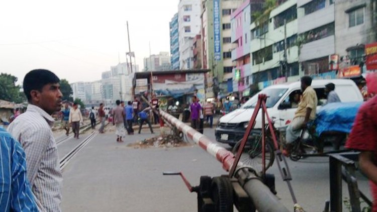 তেজগাঁও রেল ক্রসিংয়ে ট্রেনের ধাক্কায় চালক নিহত