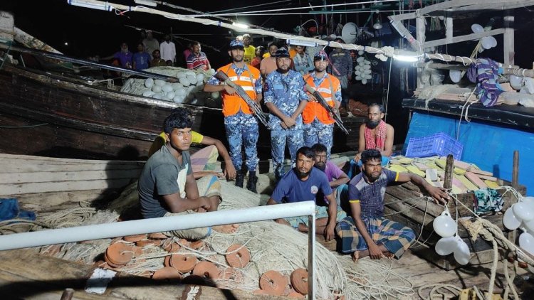 ১০ লাখ মিটার জালসহ ৩২ জেলে আটক