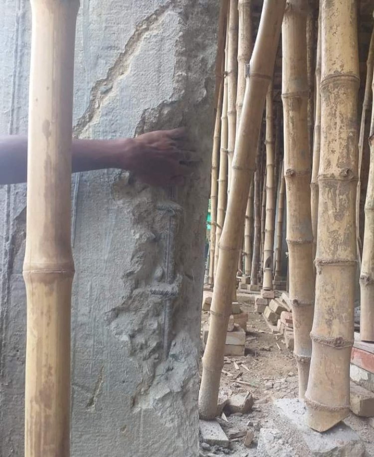 ফুলবাড়িয়া বিদ্যালয়ের নির্মানাধীন পিলারে হাত দিলেই খসে পড়ছে ঢালাইসহ বালিমাটি