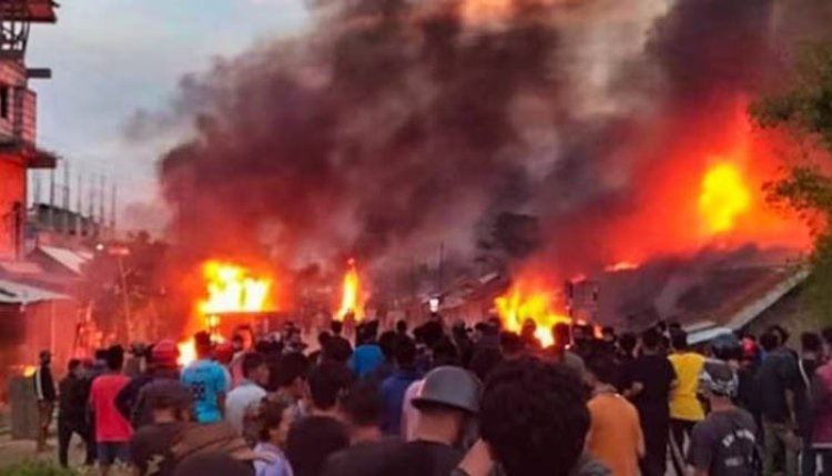 মণিপুরে নেতা-মন্ত্রীদের বাড়ি জ্বলছে