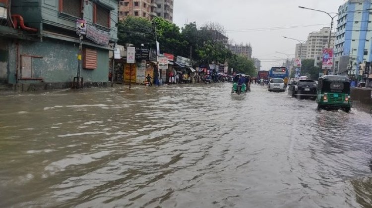 জলজটের কবলে রাজধানীর বিভিন্ন সড়ক