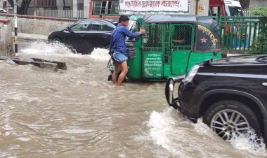 বৃষ্টিতে ডুবেছে ঢাকার সড়ক-অলিগলি