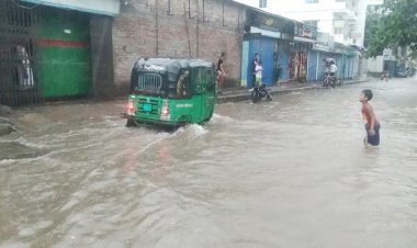 বৃষ্টিতে ডুবেছে ঢাকার সড়ক-অলিগলি