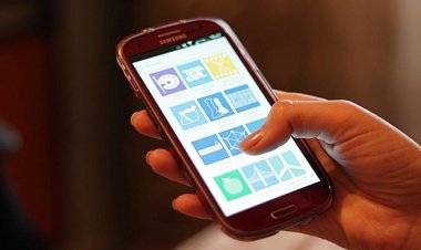 পুরুষের তুলনায় স্মার্টফোন বেশি ব্যবহার করে নারীরা