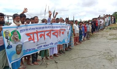 সুবর্ণচরে নদী ভাঙ্গন রোধে ব্লক নির্মাণের দাবিতে মানববন্ধন 