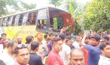 বাস-ট্রাক মুখোমুখি সংঘর্ষে নিহত ১, আহত ১০