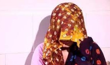 প্রেমিকের বাড়িতে দুই সন্তানের জননীর অনশন