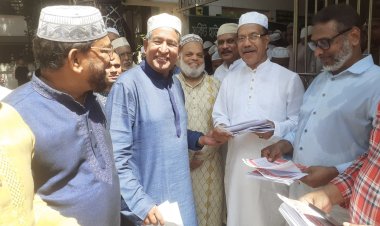 কৃষি মন্ত্রীর হাতে লিফলেট তুলে  দিলেন মিলন