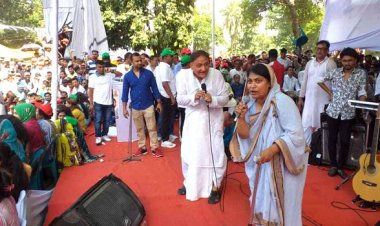 ভোট দিতে না পারায় কথা তুলে ধরতে মঞ্চ নাটক