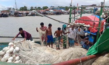 নিষেধাজ্ঞা শেষে মধ্যরাতে সমুদ্রে নামবেন জেলেরা
