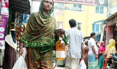 ‘চাইল পাইছি তাই ব্যাগ বড়, যতই কষ্ট হোক খেয়ে বাঁচমু’