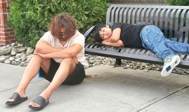 ঘুমাচ্ছেন জয়, পাহারায় ‘ফুটপাতে’ বাবা শাকিব খান