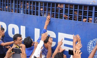 আদালতে প্রিজন ভ্যানের সারি, মুখরিত ‘শ্লোগানে’