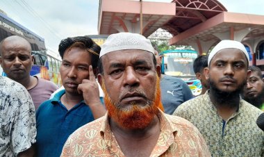 পুড়ে যাওয়া বাসের চালক বললেন, মোটরসাইকেলে ৩ যুবক এসে বাসে আগুন দিয়ে চলে যান