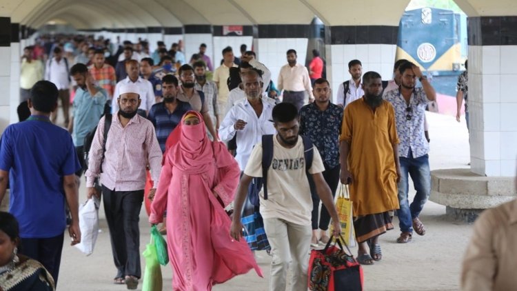 জীবিকার তাগিদে ঢাকা ফিরছে মানুষ