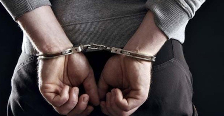 ১০ বছরে স্বামীকে ৭ বার পুলিশ দিয়ে ধরিয়েছেন স্ত্রী